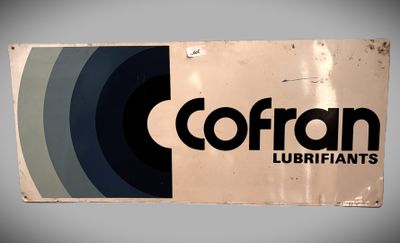 une vieille enseigne sur laquelle est inscrit « Cofran Lubrifiants »