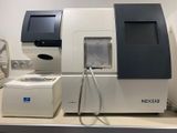 une machine posée sur un comptoir dans une pièce