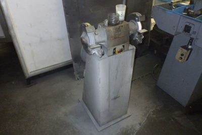 une machine placée au milieu d'une pièce