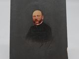 portrait d'un homme barbu vêtu d'un manteau noir