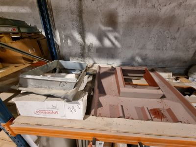 une table en bois sur laquelle est posée une casserole en métal