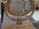 un miroir posé sur une table, à côté d'une valise