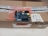 une boîte en carton contenant un circuit imprimé