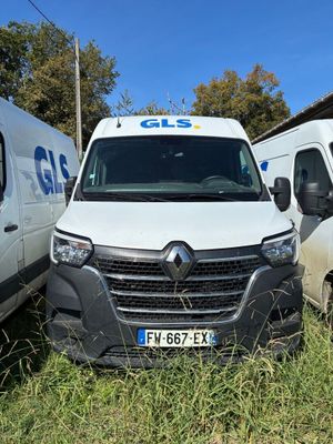 deux fourgonnettes blanches garées l'une à côté de l'autre dans un champ