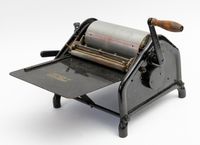 Une machine duplicateur à alcool ORMIG V en fonte noir à un … (photo 2)