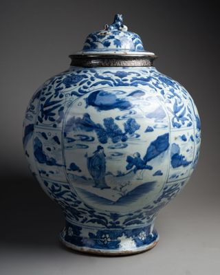 pot en porcelaine bleue et blanche avec couvercle, orné d'oiseaux et de fleurs