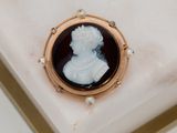 la photo d'une photo représentant une femme posée sur une table en marbre