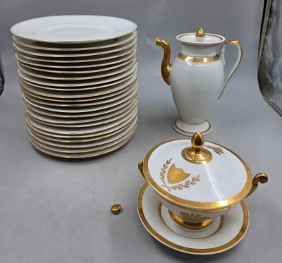 Plusieurs assiettes et tasses sont empilées les unes sur les autres sur une table