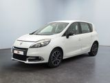 la petite voiture blanche est garée dans une grande pièce