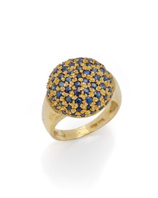 une bague en or 18 carats sertie de saphirs et de diamants