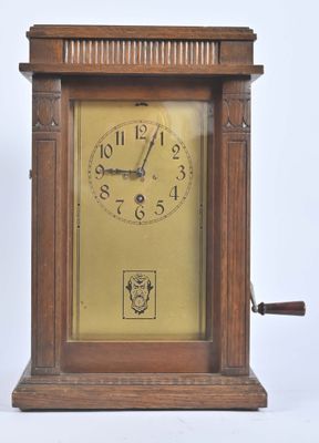 une horloge en bois posée sur une surface blanche
