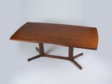 gros plan d'une table avec un plateau en bois sur fond blanc