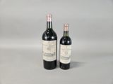 deux bouteilles de vin posées l'une à côté de l'autre sur une table