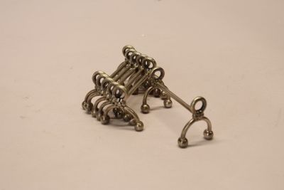une paire de boucles d'oreilles posée sur une table