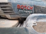 un gros plan d'un outil électrique Bosch posé par terre