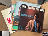 une boîte en carton sur laquelle sont posés quelques disques