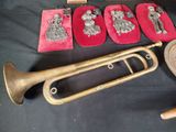 a lot of musical instruments that are on a table