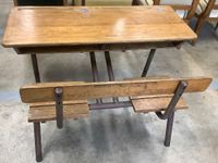 Pupitre d’écolier des années 1960, en bois et structure tubu…