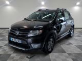 la photo d'une voiture noire garée dans un garage