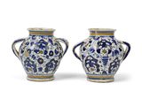 paire de vases bleus et blancs posés sur une surface blanche