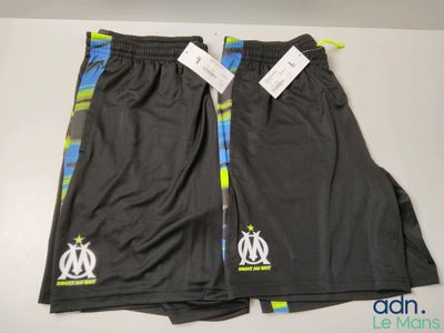 un short de foot avec un logo sur le côté