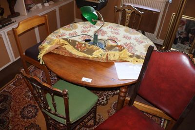 une table surmontée d'une lampe dans une pièce