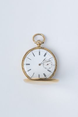 une montre de poche en or avec des chiffres romains sur le cadran