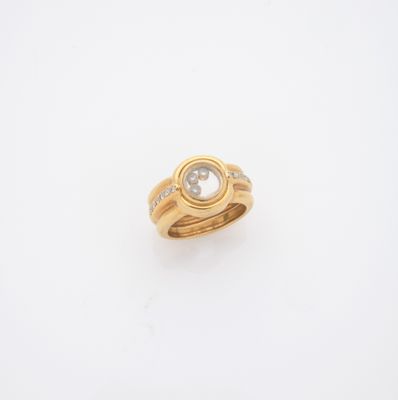 gros plan d'une bague en or avec un diamant blanc