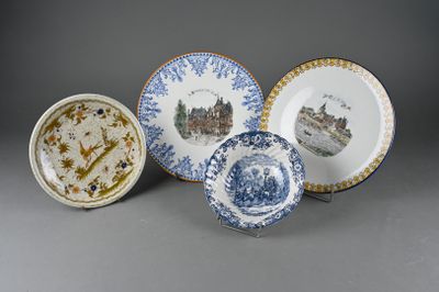 Lot de quatre pièces en faïence, dont deux plats ronds en fa…