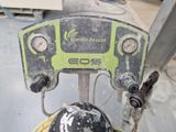 un gros plan d'une moto sur laquelle est posé un casque