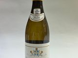 une bouteille de vin posée sur une table