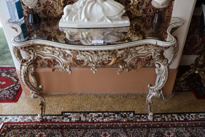 une statue de femme assise sur une table