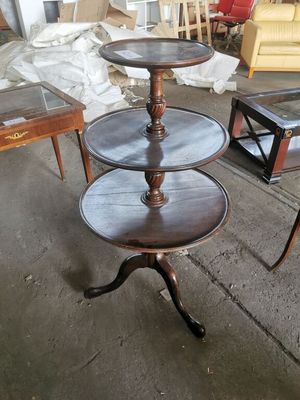 1 guéridon en bois sculpté mouluré à 3 niveaux H.