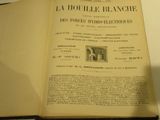 un livre ouvert posé sur une table