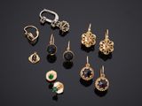 une sélection de boucles d'oreilles et de pendentifs issus de la collection