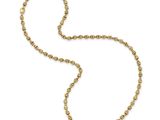 un collier de perles dorées sur fond blanc