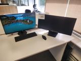un écran d'ordinateur posé sur un bureau avec un clavier et une souris