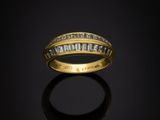 une bague en or sertie de diamants taille baguette sur fond noir