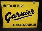 panneau jaune et noir sur lequel figure le mot « garnierr »