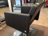 une chaise noire placée devant une fenêtre