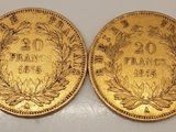deux pièces d'or, dont l'une est ornée d'une couronne et l'autre d'une couronne de fleurs