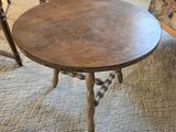 une petite table avec un plateau en bois dans un salon
