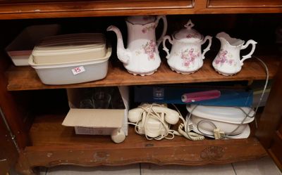 une étagère en bois sur laquelle sont posés tout un tas d'assiettes et de tasses