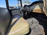 une vue de l'intérieur d'une voiture depuis le siège conducteur