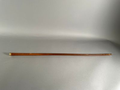 un bâton en bois posé sur une surface blanche