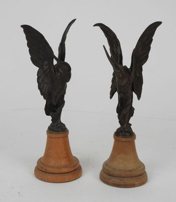 paire de têtes d'aigle en bronze ancien sur socles en bois