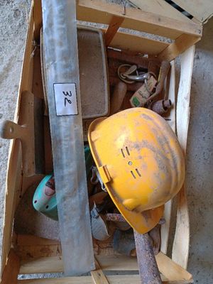 un casque de chantier jaune posé sur une caisse en bois