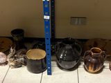 de nombreux vases de toutes sortes, posés les uns à côté des autres sur le sol