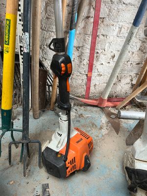 many tools that are sitting on the floor in the room