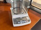 une photo d'une balance posée sur une table devant une fenêtre